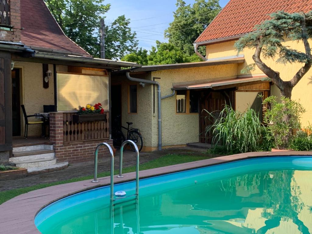 a swimming pool in front of a house at Ferienwohnung Sprjewja in Straupitz