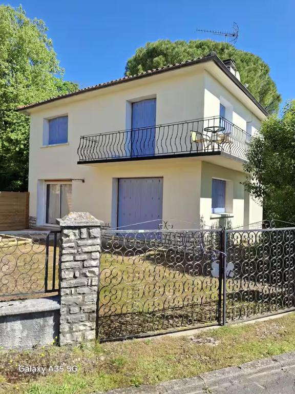 a white house with a fence and a gate at Pearly Maison Central Ruffec in Ruffec