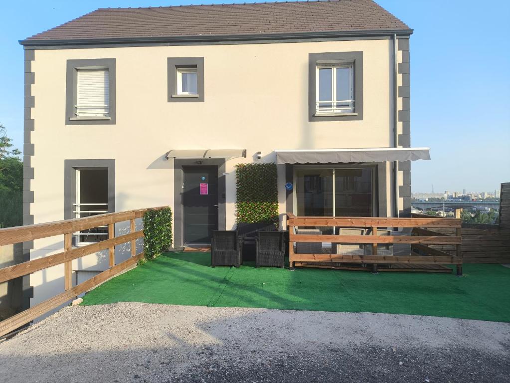 a house with a green lawn in front of it at Notre Dame d'Orgemont - Bleu Nuit 4 in Argenteuil