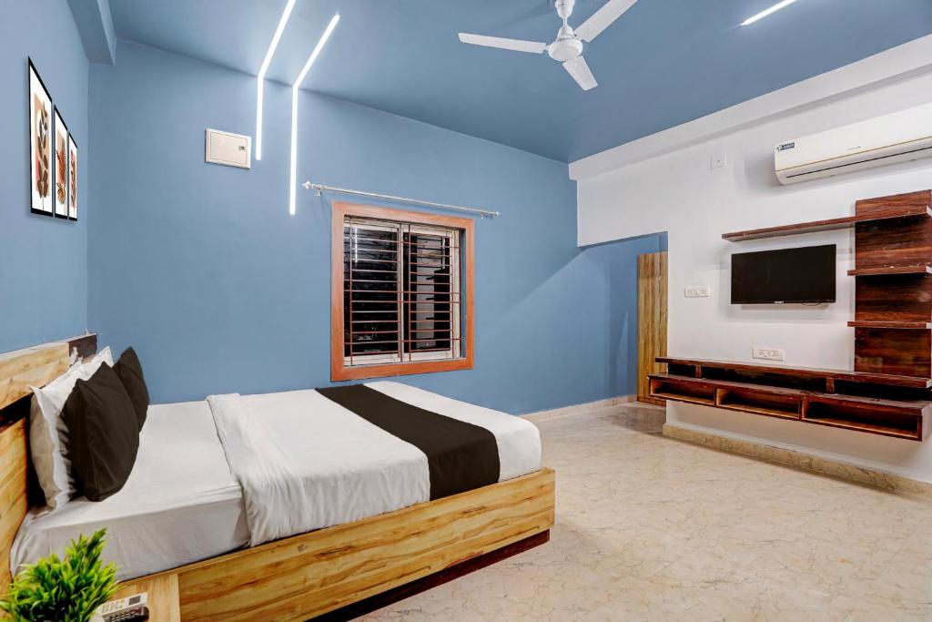 a bedroom with a bed and a flat screen tv at Super Hotel O Daysinn Premium in Bhubaneshwar