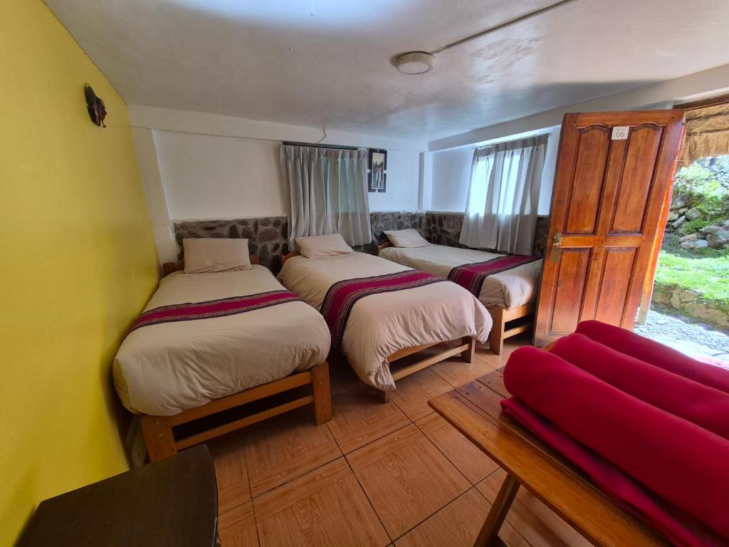 ein Zimmer mit drei Betten und einer Couch in der Unterkunft Nacho's hotel in Soray