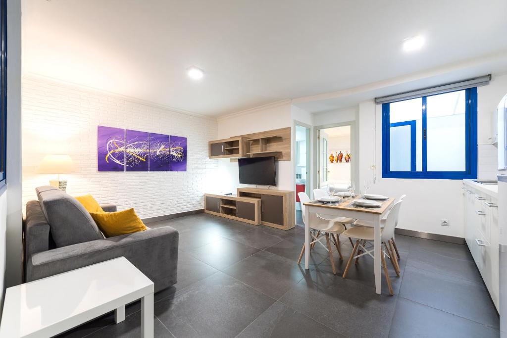 Suites Apartamento 17 في لاس بالماس دي غران كاناريا: غرفة معيشة مع أريكة وطاولة