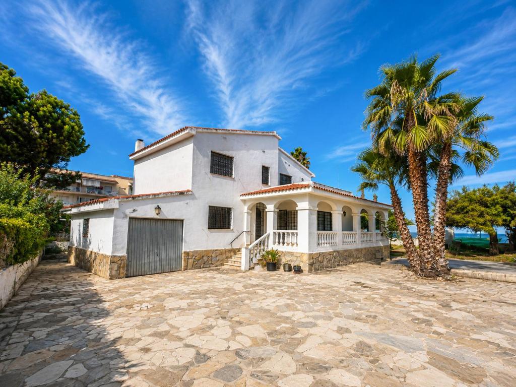 a white house with a palm tree at Villa Portalmar in Benicarló