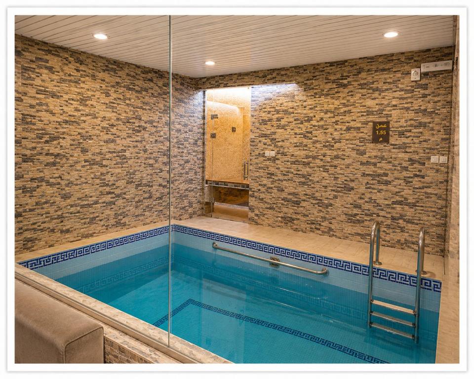 a large swimming pool in a room with at شاليهات الفيه in Khamis Mushayt