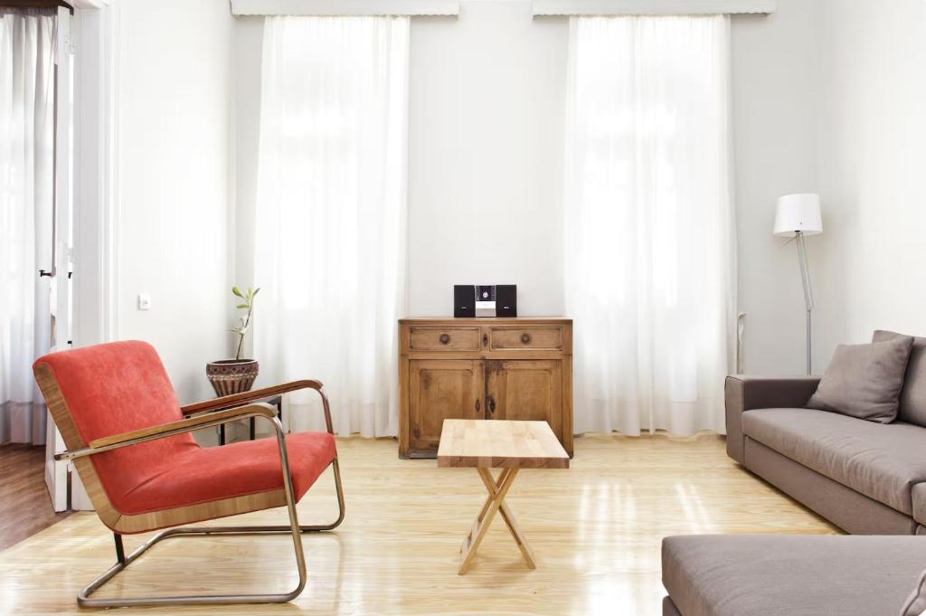 Spacious 2-Bedroom Neoclassical Apartment Near Acropolis with Private Courtyard