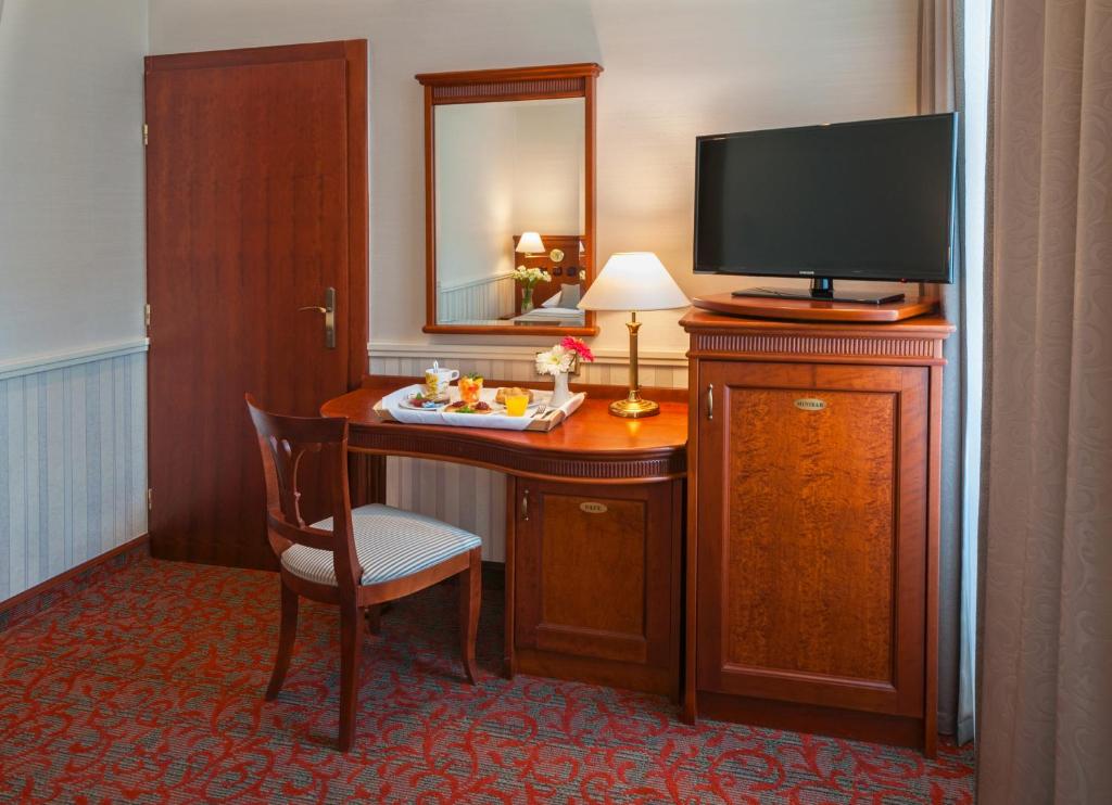 TV a/nebo společenská místnost v ubytování Adria Hotel Prague