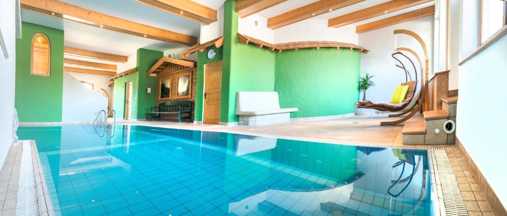 Bazén v ubytování Hotel Frohnatur nebo v jeho okolí