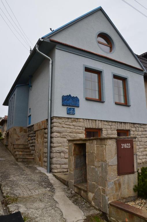 Budova, kde se prázdninový dům nachází