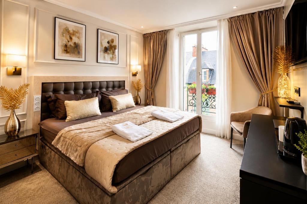 a bedroom with a large bed and a window at Blakpearl Hyper Centre Gare Parking in Amiens