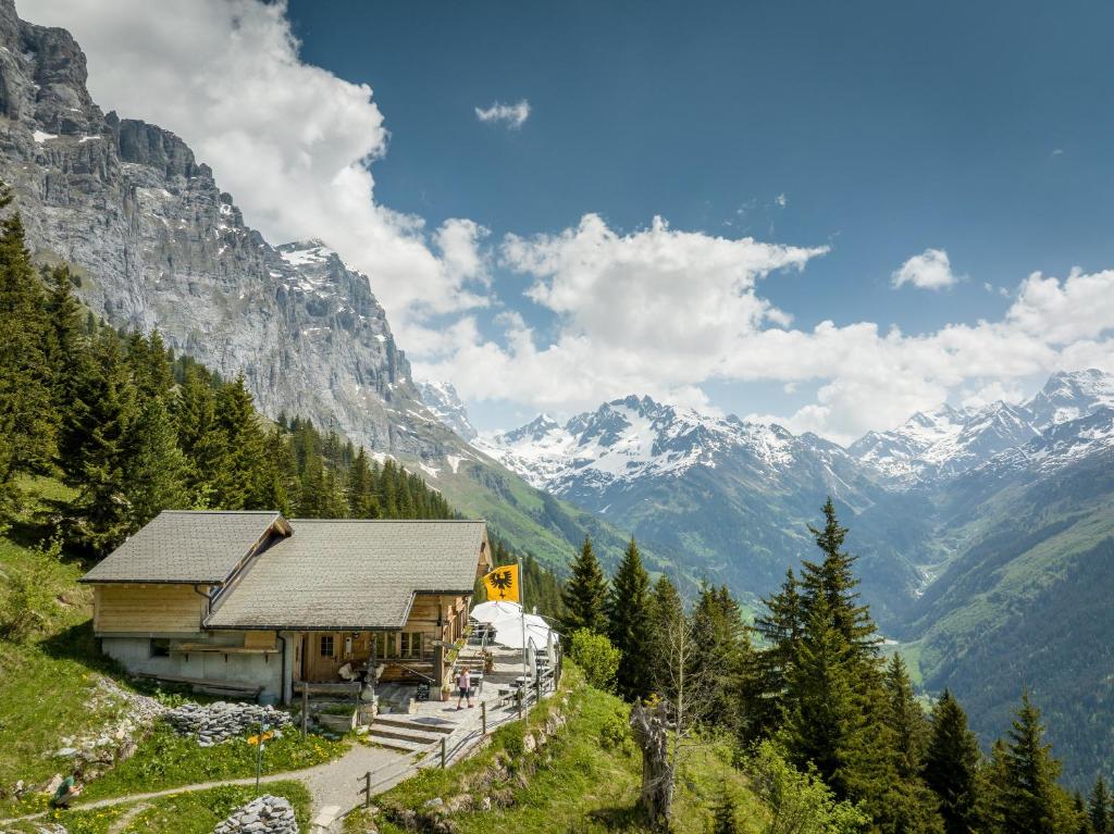 a mountain cabin in the mountains with snow at Tällihütte in Gadmen