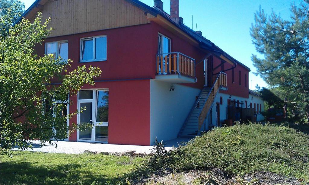 czerwono-biały dom ze schodami w obiekcie Penzion Slunečno w mieście Dobšín