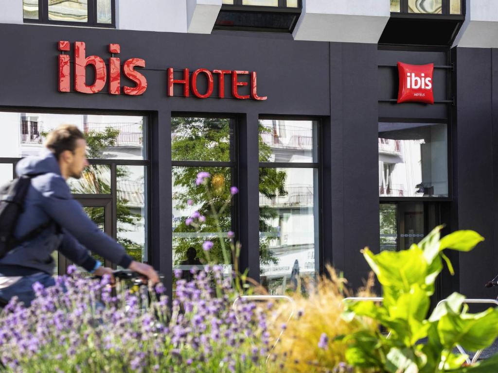 a man walks in front of a bus hotel at ibis Brest Centre in Brest
