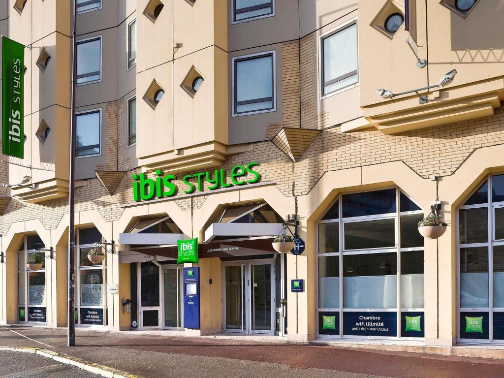 a building with a sign that reads hds clinics at ibis Styles Lille Centre Gare Beffroi in Lille