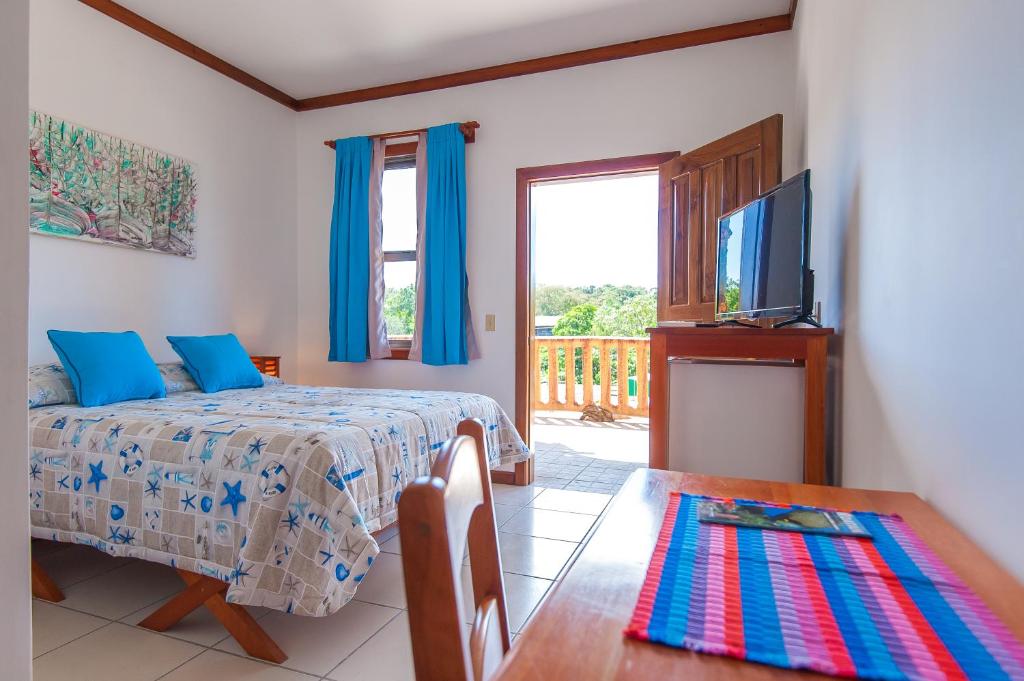 Un pat sau paturi într-o cameră la Hotel Los Corales