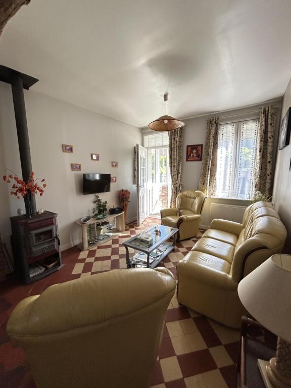 a living room with couches and a coffee table at maison floréal in Criel-sur-Mer