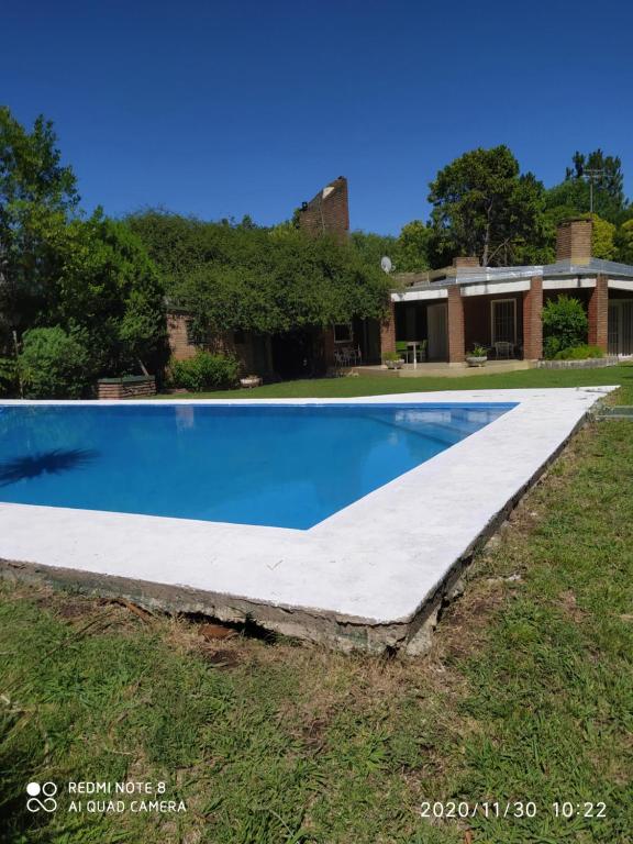 an empty swimming pool in a yard at El buho in Roldán