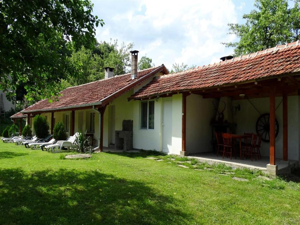 una pequeña casa blanca con techo rojo en Roden Dom Holiday Home, en Apriltsi