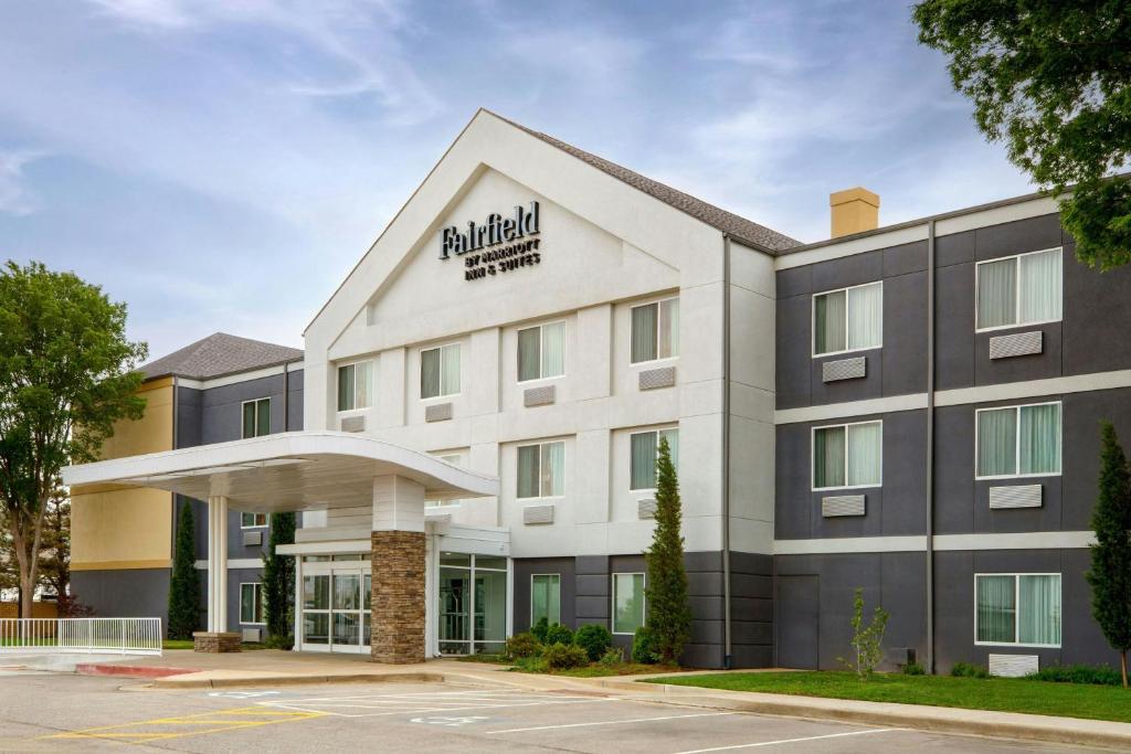 an image of a hotel building at Fairfield Inn by Marriott Ponca City in Ponca City