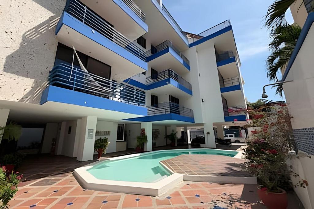 a building with a swimming pool in front of it at Soberana del Mar by Colproperty Management in Santa Marta