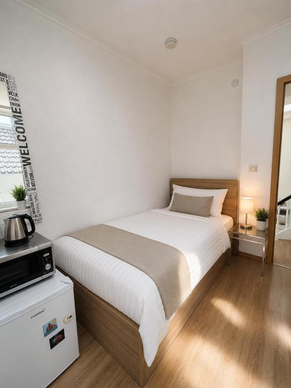 a bedroom with a large bed with white sheets at Baden-Baden Zentrum Studio in Baden-Baden