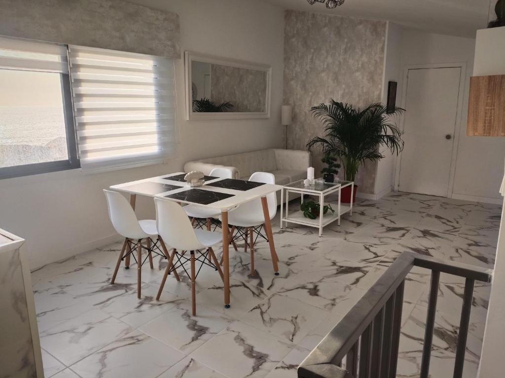 a living room with a white table and chairs at Casa Copacabana in Oya