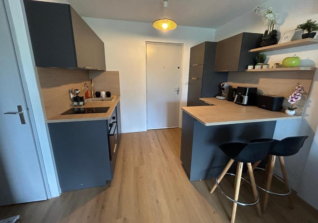 a small kitchen with a sink and a counter at Magnifique appartement à Fréjus in Fréjus