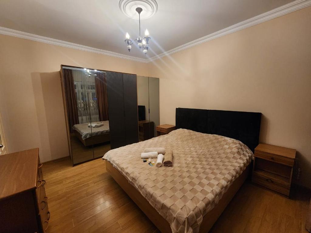 a bedroom with a bed and a large mirror at Luma home in Angisa