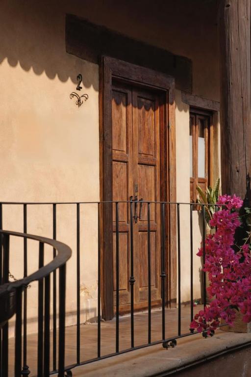 a door to a building with flowers on a balcony at Hotel Casa Cleo de Pátzcuaro in Pátzcuaro