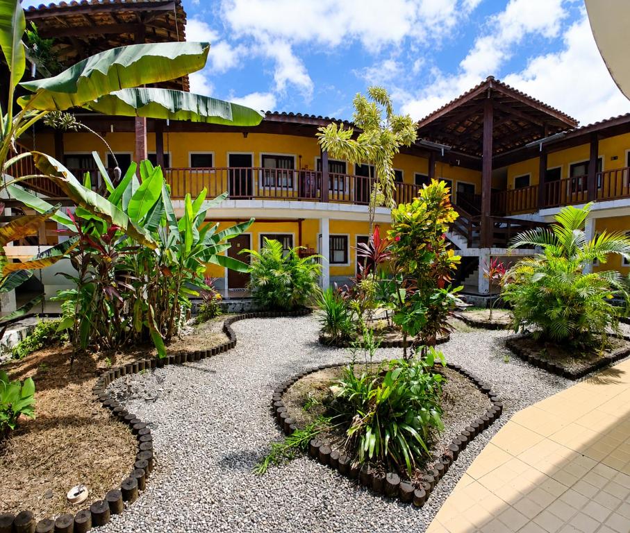 a garden in front of a building at Refugio e Fortaleza in Ubatuba