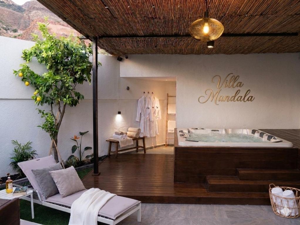 ein Geschäft mit einem Massageraum mit Bett und Couch in der Unterkunft וילה Mandala אירוח&אירועים in Sājūr