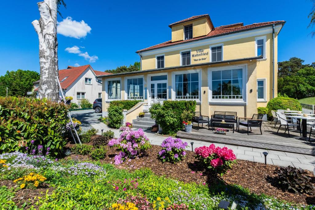 a house with a garden in front of it at Boutique Hotel Villa Wahnfried Thiessow in Thiessow