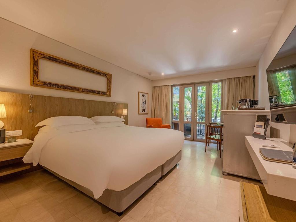 Superior King Room with Balcony or Terrace - Pool or Garden View