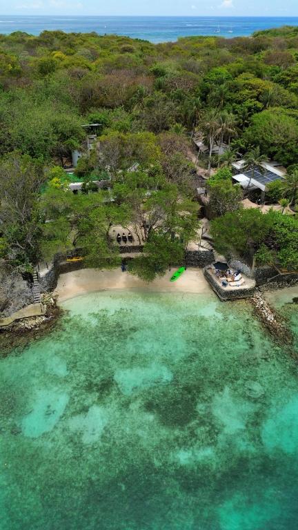 an aerial view of a beach with turquoise water at Casa Rosario in Isla Grande