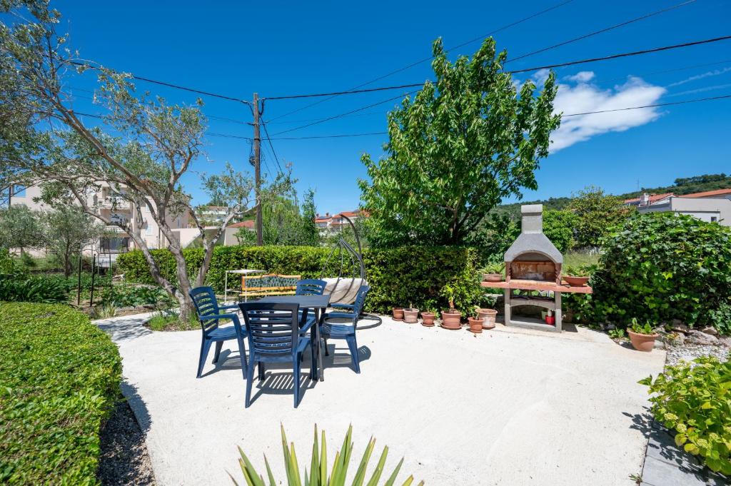 Apartments and rooms with parking space Palit, Rab - 22221