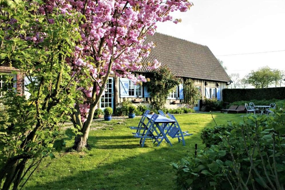 a picnic table in front of a house with a tree at La Roselière 6 couchages in Sainte-Colombe