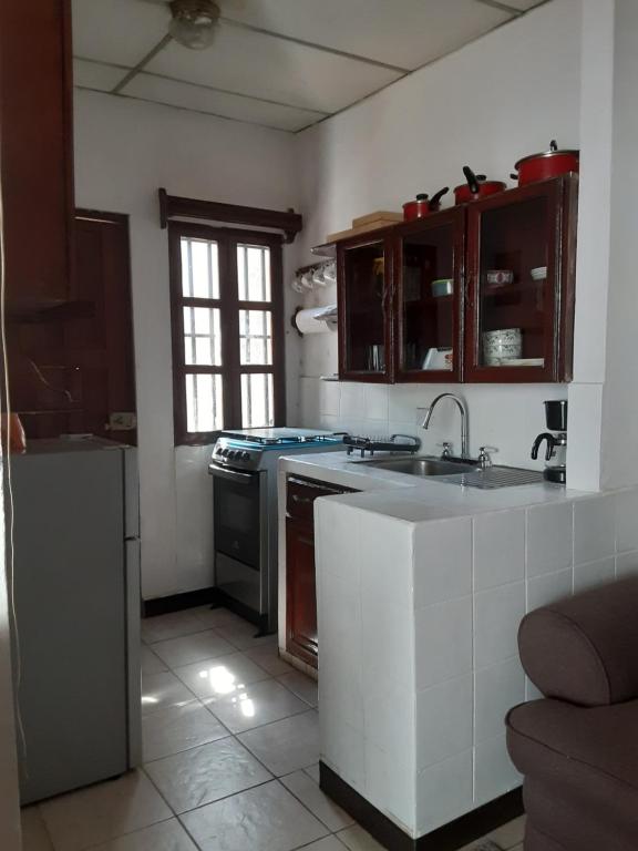 a kitchen with a sink and a stove at Apartamento Vita in Managua