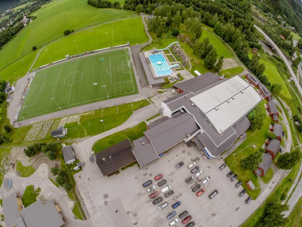 an overhead view of a building and a soccer field at Jorekstad Ferieleiligheter in Fåberg