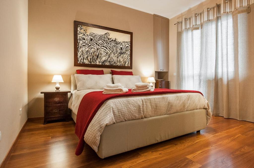 una camera da letto con un letto grande con una coperta rossa di Villa Olga B&B a Formia