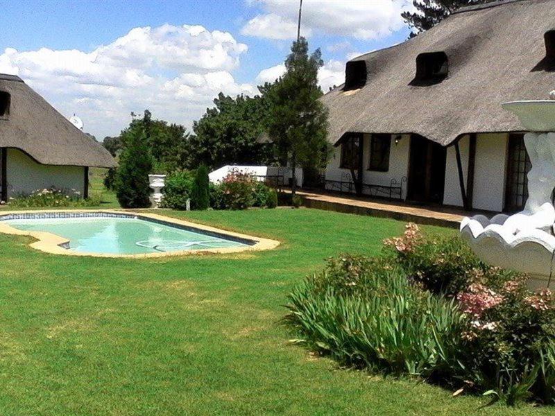 a house with a yard with a swimming pool at Warembo Lodge in Grootvlei