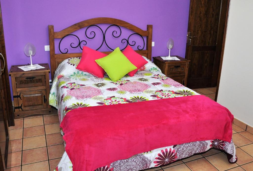 een slaapkamer met een bed met een rode deken bij Casa Paco Las Vegas in Valsequillo