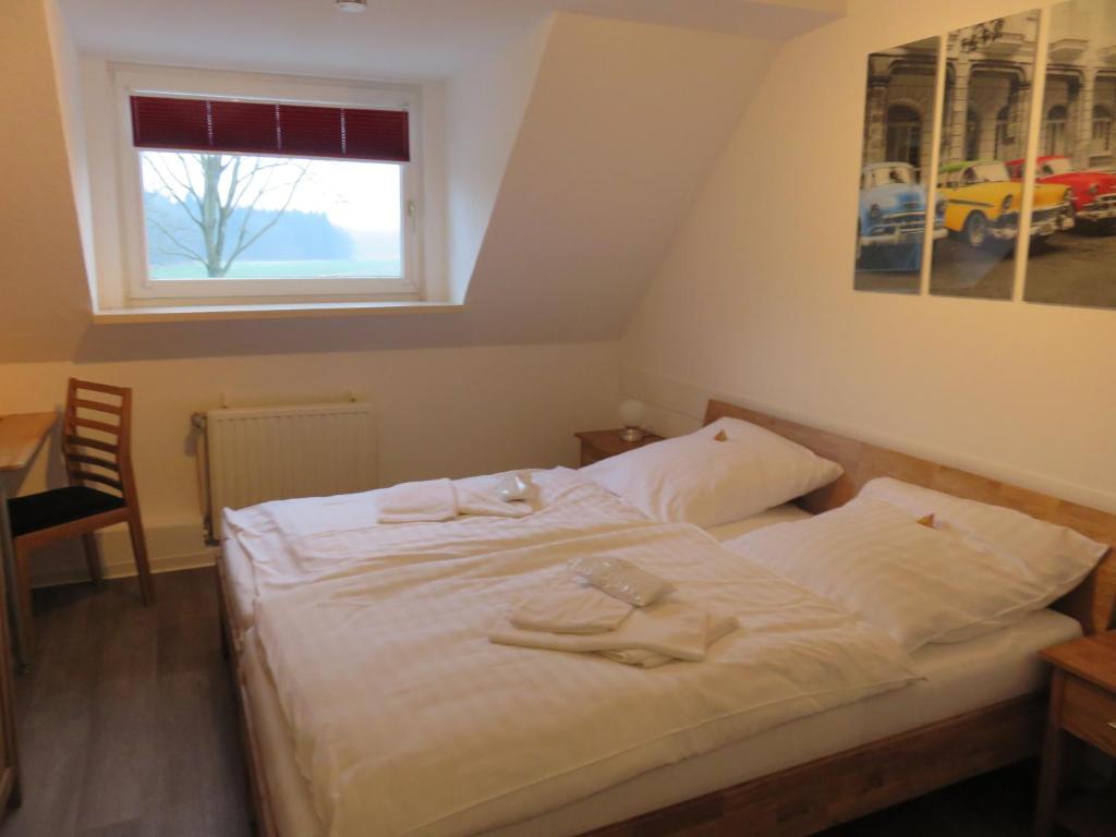 Postel nebo postele na pokoji v ubytování Bredeneeker Gasthaus