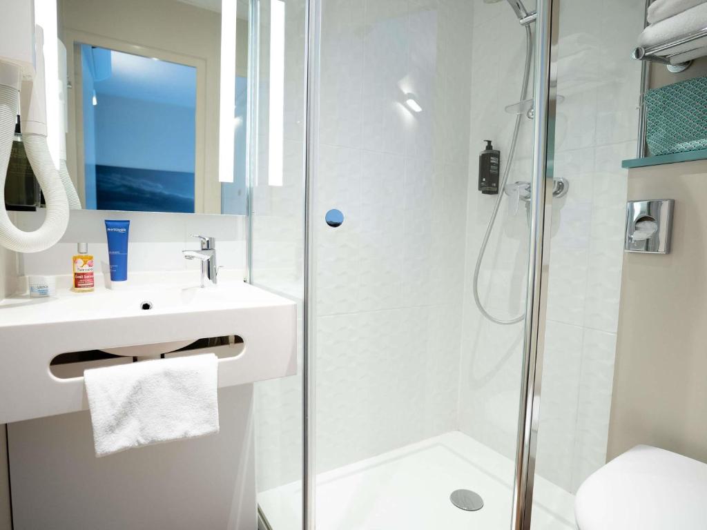 a bathroom with a shower and a sink at ibis Styles Quimper in Quimper