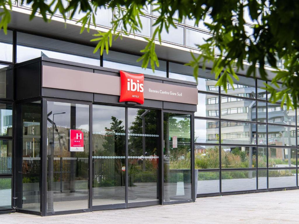 a building with a jobs sign on the front of it at Hotel ibis Rennes Centre Gare Sud in Rennes