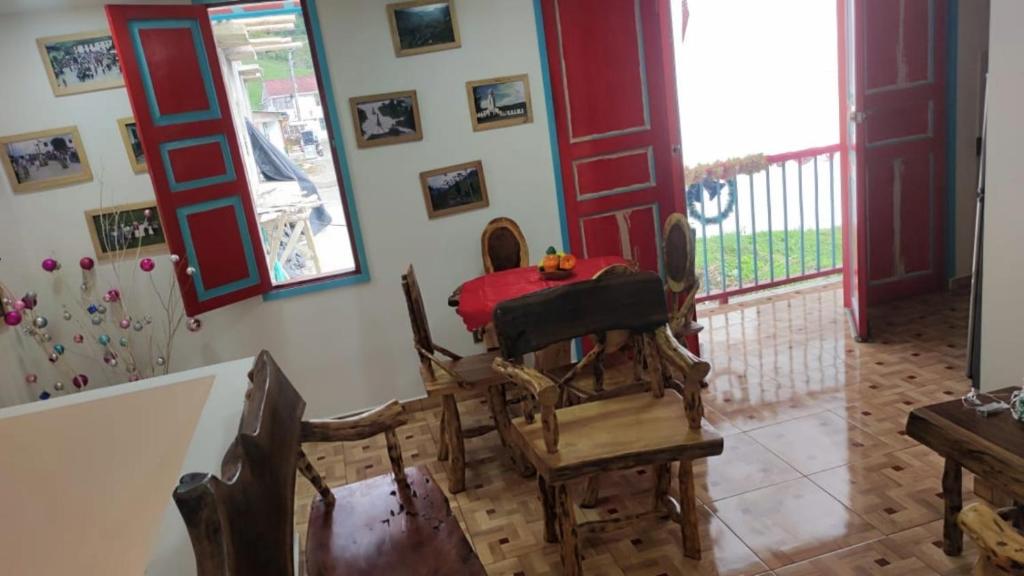 a room with a table and chairs and a balcony at apartamento vacacional red in Salento