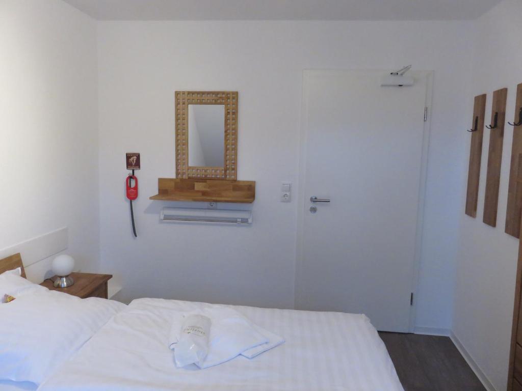 Postel nebo postele na pokoji v ubytování Bredeneeker Gasthaus