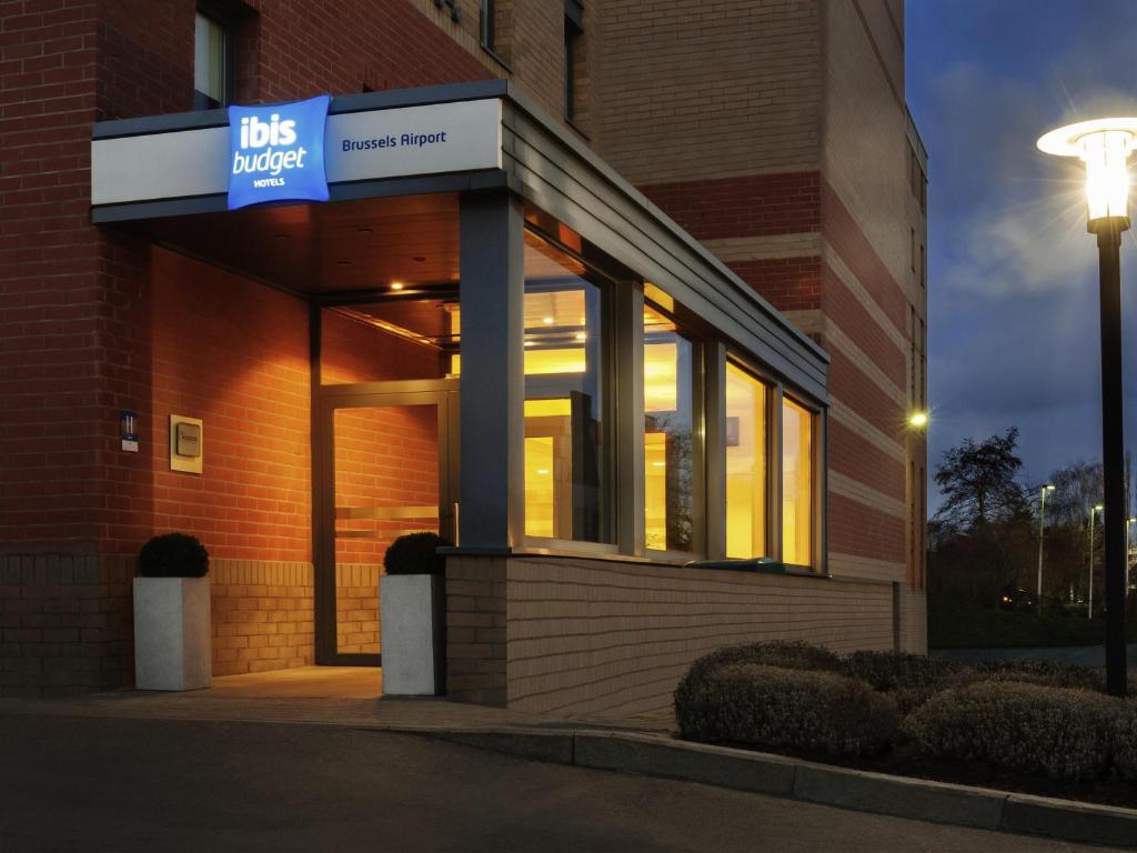 a building with a sign that reads bus major at ibis budget Hotel Brussels Airport in Diegem