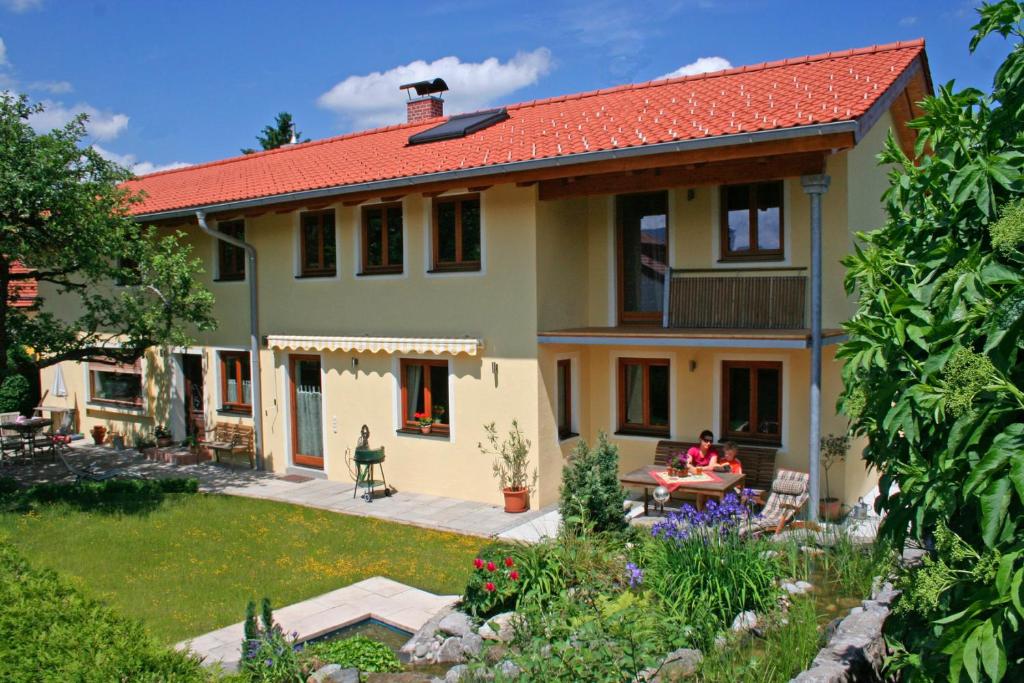 een huis met een tuin ervoor bij Villa Casa in Bad Tölz