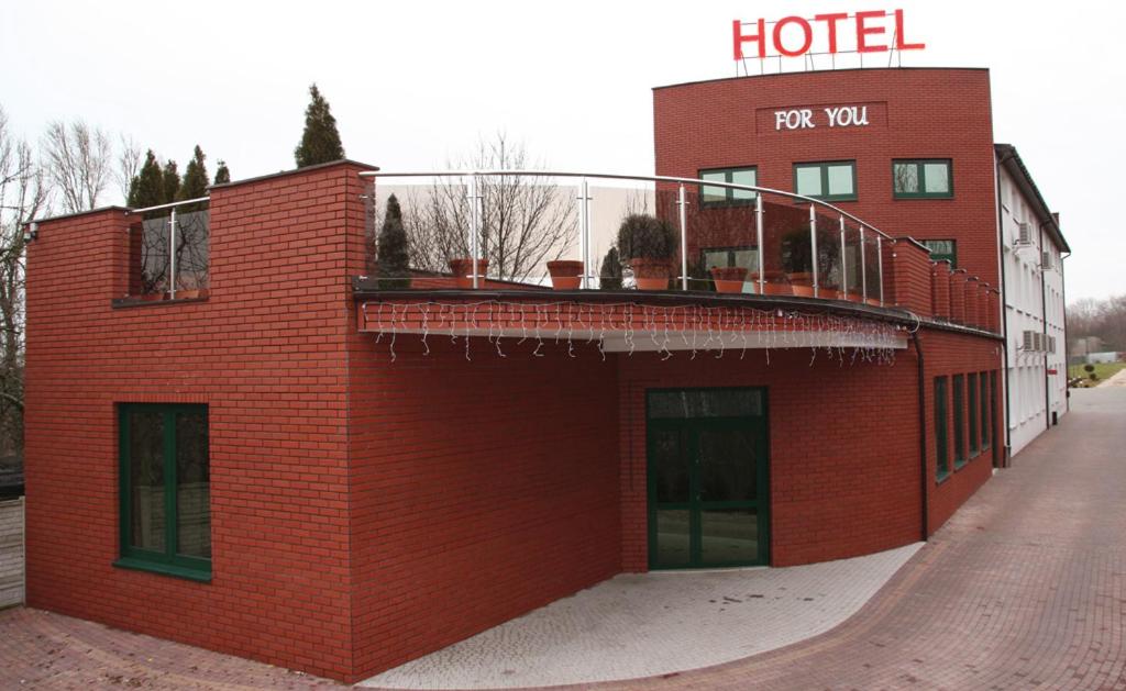 パビャニツェにあるHotel For Youの赤レンガ造りの建物で、バルコニーが付いています。
