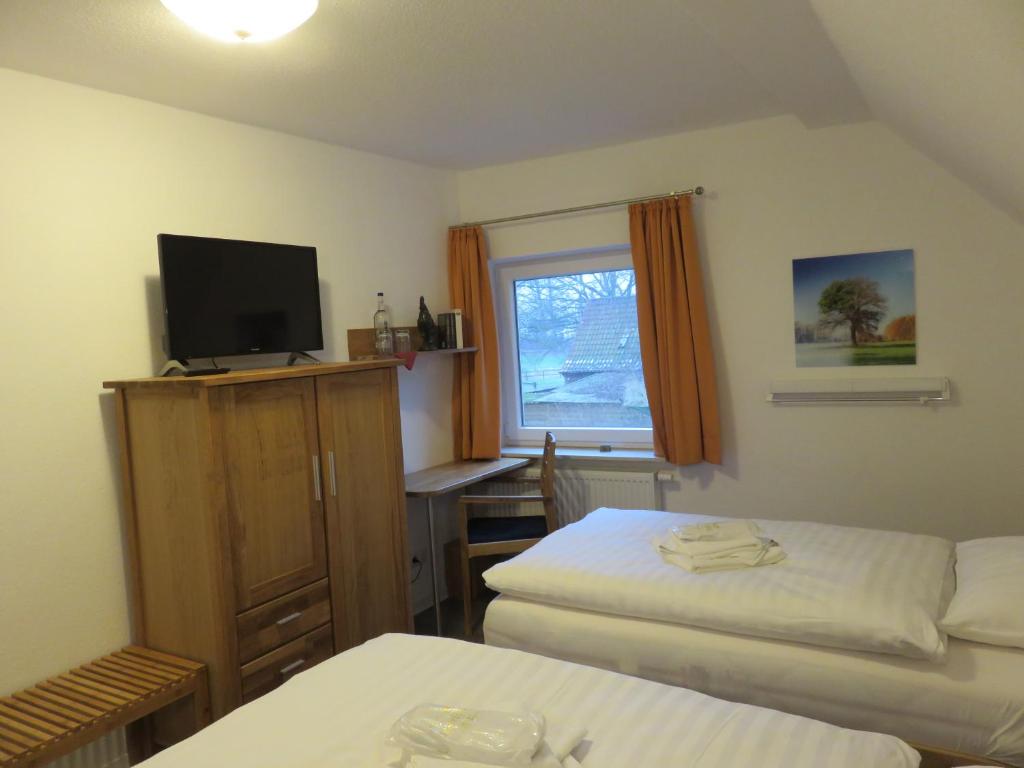 Postel nebo postele na pokoji v ubytování Bredeneeker Gasthaus