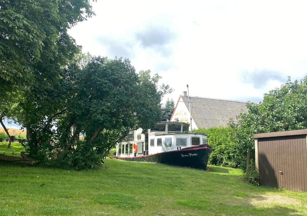 a boat parked in a yard next to a house at Black Pearl in Pölitz